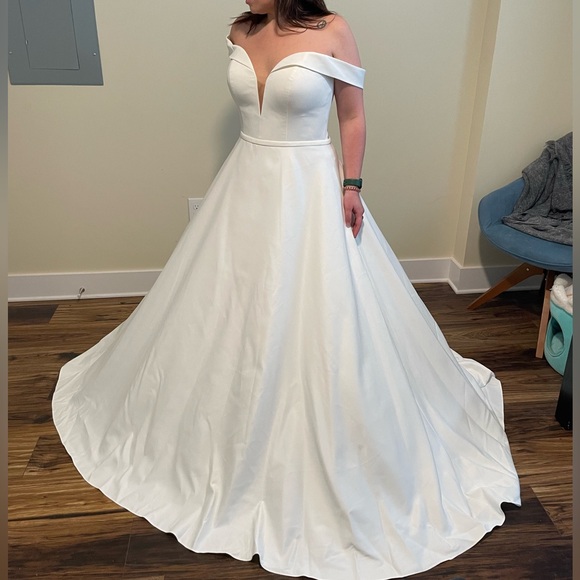 Wedding dress - Picture 1 of 6